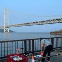 朝焼けに染まる海と、輝く船影――明石海峡の特別な朝